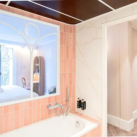 Bohem, Sacré-cœur Hotel