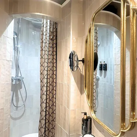Hotel Bohem, Sacré-cœur