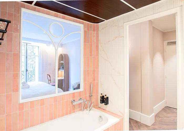 Bohem, Sacre-coeur Hotel