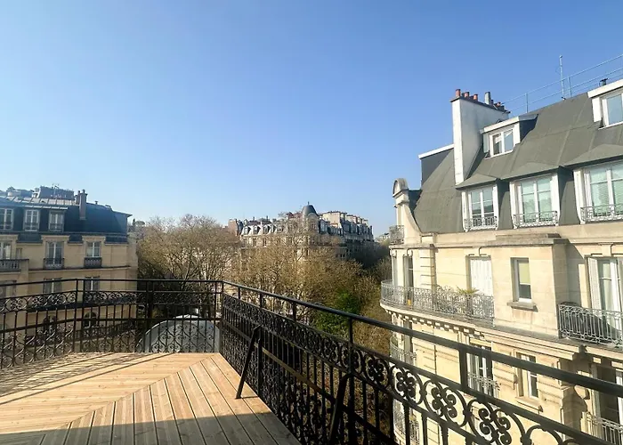 Bohem, Sacre-coeur Hotel